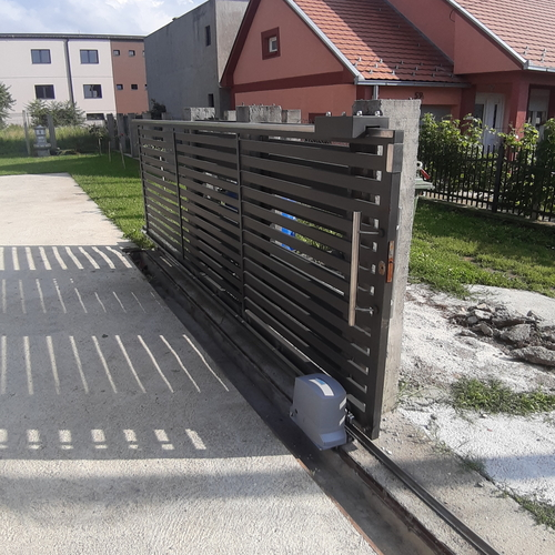 Prodaja motora za kapije Tuzla – stručna ugradnja i dugotrajna automatika